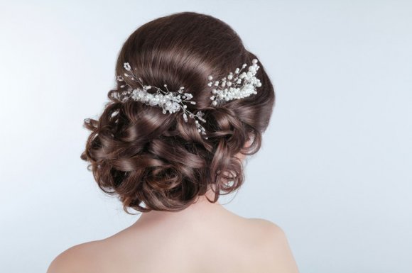 Coiffeuse professionnelle pour la réalisation de coupe de cheveux de mariée