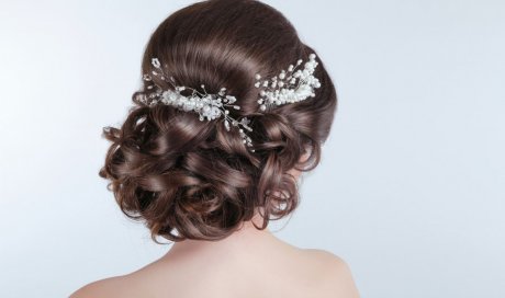 Coiffeuse professionnelle pour la réalisation de coupe de cheveux de mariée